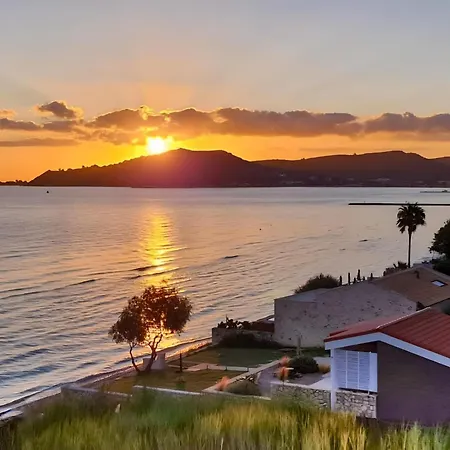 Seafront Wooden House Vounaraki 4 *