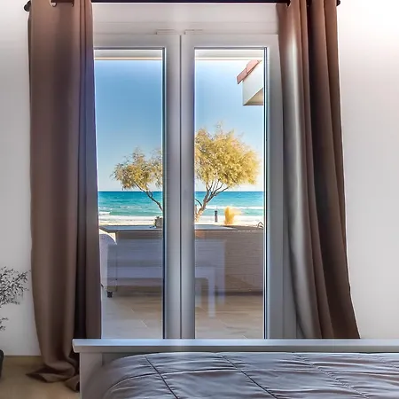 بيت للعطل Seafront Wooden House Katastárion